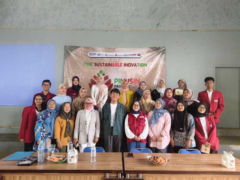 Mahasiswa UPI dan Kelompok Perempuan Desa Mekarmanik Kembangkan Produk Ramah Lingkungan Berbahan Pinus