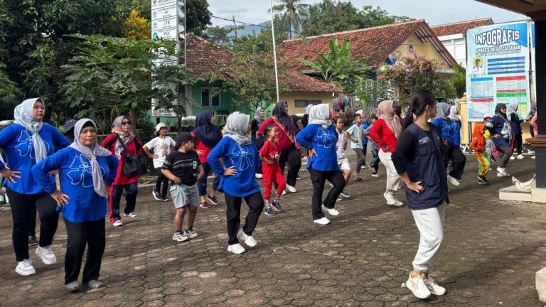 Mahasiswa UPI di Sumedang dan Camat Conggeang Ajak Warga Hidup Sehat Lewat Senam Bersama