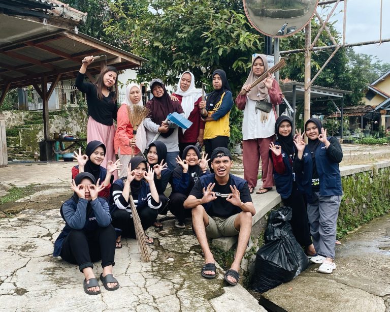 Kelompok 33 P2MB UPI di Sumedang Berantas Nyamuk bersama Warga Desa Cipamekar