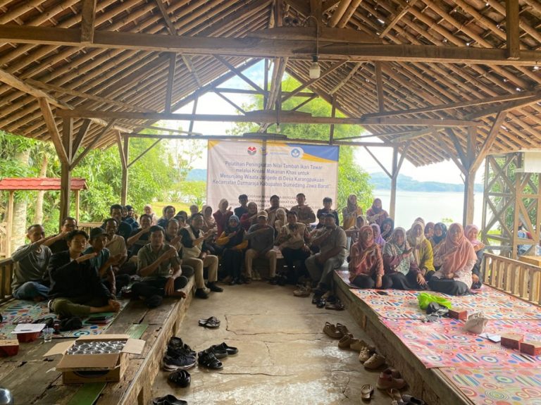 Tim PM BEM FIP UPI Dorong Pemberdayaan Ekonomi Lokal Melalui Pelatihan Pengolahan Ikan Tawar di Sumedang