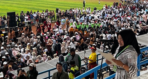 Ribuan Generasi Merajut Harmoni: Angklung Day ke-15 Gemakan Stadion UPI