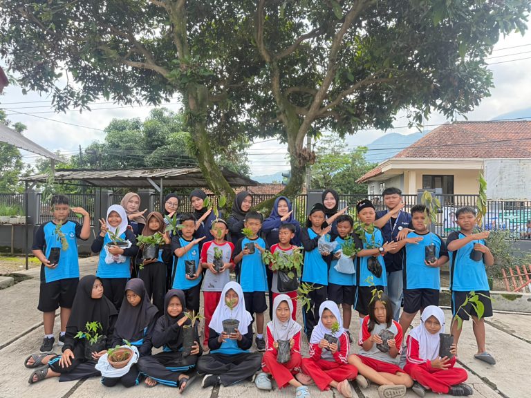 Satu Siswa Satu Pohon: Cara Mahasiswa UPI di Sumedang Peringati Hari Pohon Sedunia