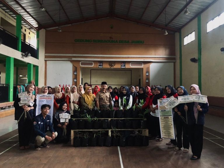 Mahasiswa UPI di Sumedang Laksanakan Program Tanaman Obat Posyandu di Desa Jambu