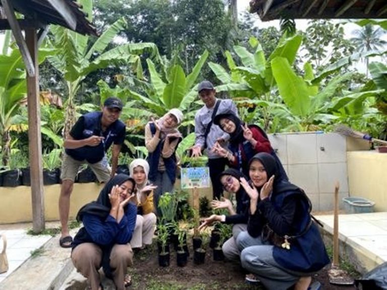 Mahasiswa P2MB UPI di Sumedang Bangun Kebun Gizi Desa untuk Dukung Pencegahan Stunting