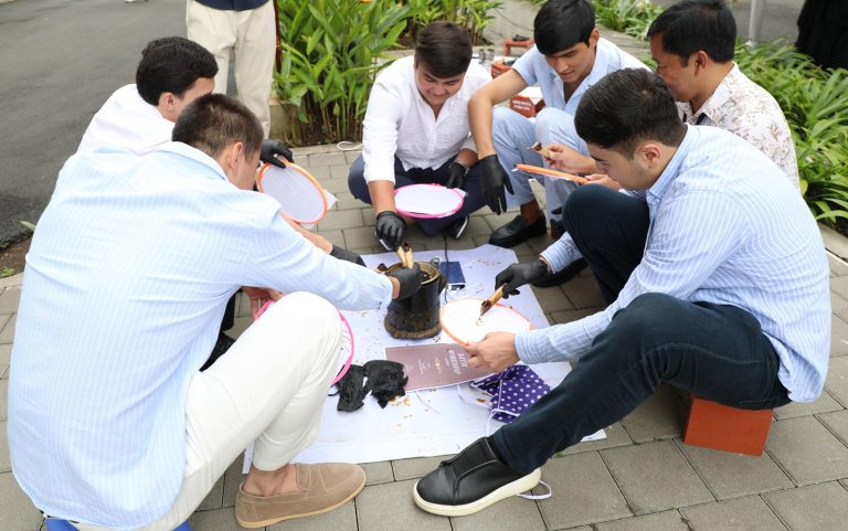 144 Mahasiswa Internasional UPI Pelajari Batik Megamendung di The 6th FPEB International Day