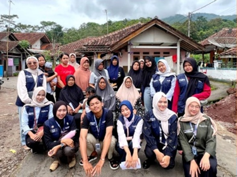 Warga Desa Jambu Belajar Pilah Sampah Bersama Mahasiswa P2MB UPI di Sumedang