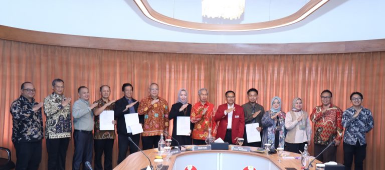 Dua Dosen UPI Terima SK Guru Besar