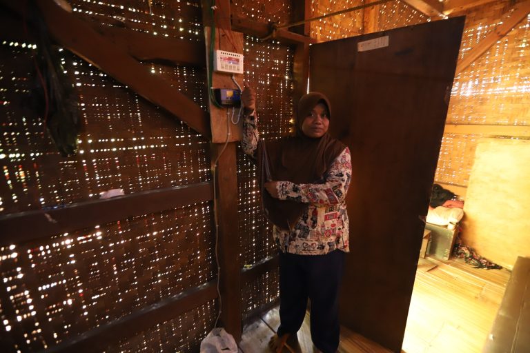 One Small Light That Changed Everything: How a Solar Panel Rewrote Life for a Family in the Forests of Rongga