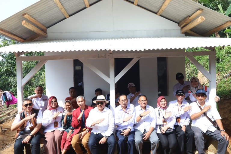 Aksi Nyata SDGs: UPI Hadirkan Energi Surya dan Bedah Rumah bagi Warga Bandung Barat