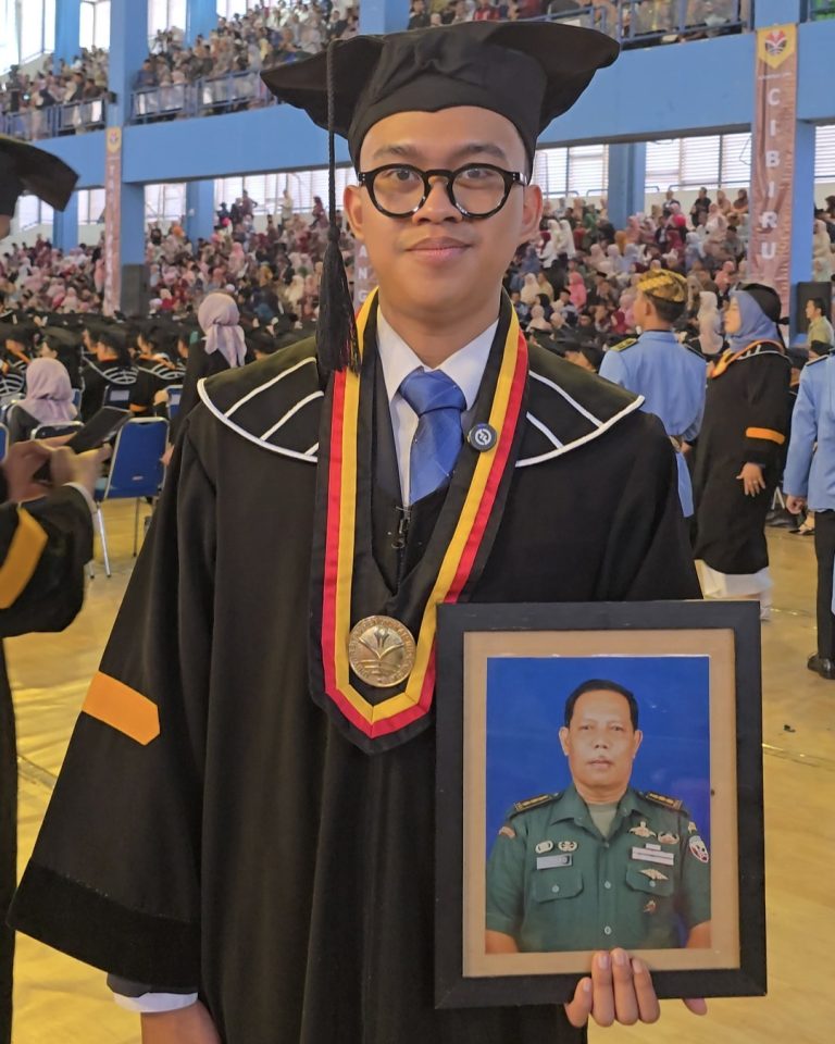 Wisuda UPI 2026: Kisah Haru Raditya Persembahkan Kelulusan untuk Almarhum Ayah