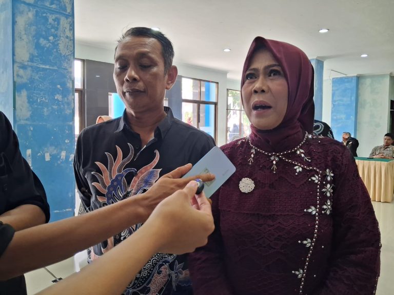 Di Balik Toga Siti: Kisah Orang Tua Mengantar Anak Tunarungu Raih Gelar Sarjana