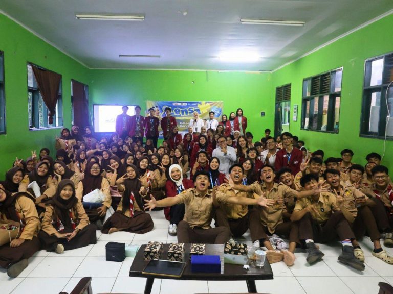 Tangkal Hoaks, Mahasiswa Ilmu Komunikasi UPI Edukasi Literasi Media Siswa SMA Medina Bandung