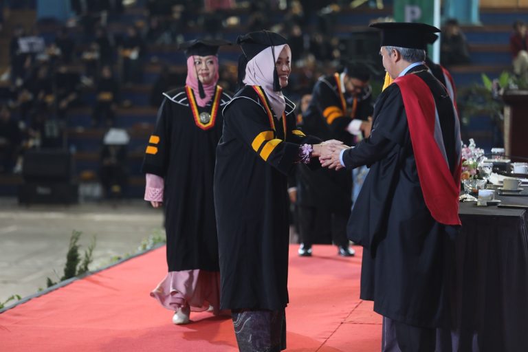 UPI Mewisuda 1.793 Lulusan, Rektor Dorong Alumni Junjung Integritas dan Adaptif Hadapi Dunia Kerja