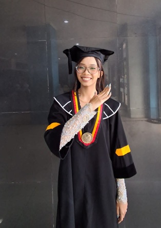 Gionovie Khalisha Isaura Raih Gelar Wisudawan Termuda