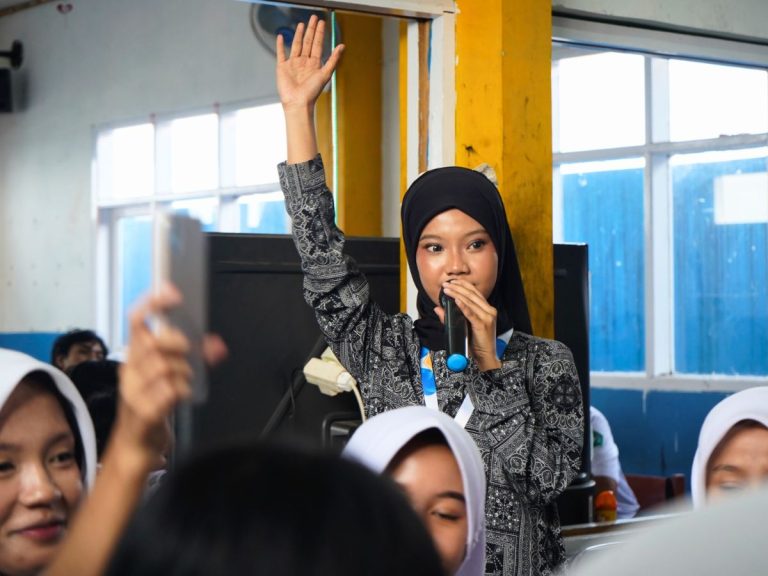 Mahasiswa IKOM Gelar Seminar ‘Klik’, Bekali Siswa SMK Nusantara Raya Literasi Digital