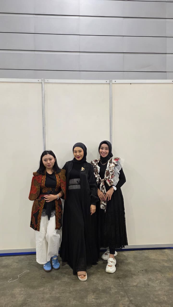 Dosen FPTI UPI Jadi Juri Kehormatan Ajang Fashion Internasional di Singapura