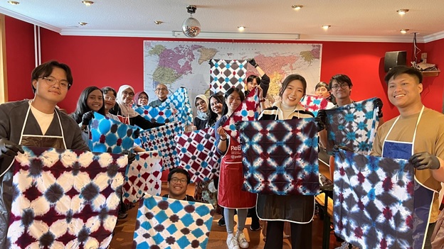 Dosen PTK UPI Gelar Workshop Batik Shibori di Jerman