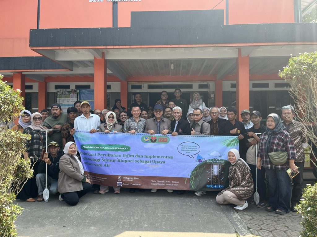 Antisipasi Perubahan Iklim, Dosen PTB UPI Latih Warga Garut Buat Sumur Biopori