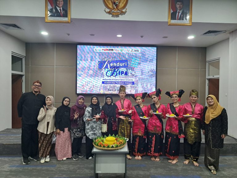 Unjuk Kebolehan Berbudaya, Mahasiswa Thailand Tutup Program Short Course Magister BIPA UPI