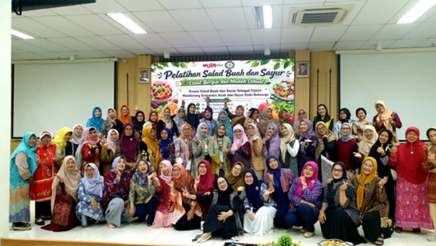 Prodi Pendidikan Tata Boga UPI Latih Ibu-Ibu IIK Sulap Sayur dan Buah Jadi Salad Lezat