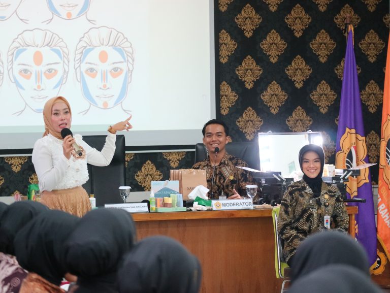 Kokohkan Personal Branding Calon Protokol, Tim Pengabdian UPI Gelar Pelatihan Self-Makeup