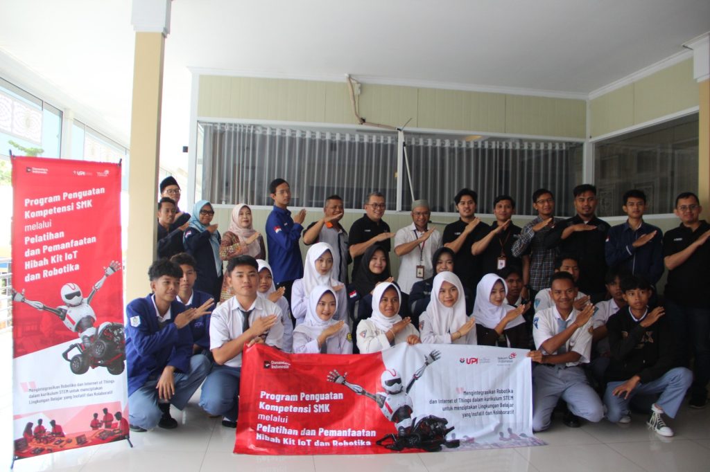 PT Telkom dan UPI Cibiru Gelar Pelatihan IoT & Robotika untuk SMK di Indramayu dan Sukabumi