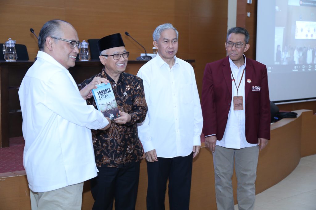 Kunjungi UPI, Wamendikdasmen Prof. Atip Latipulhayat Buka Bedah Buku “Jakarta 1998”