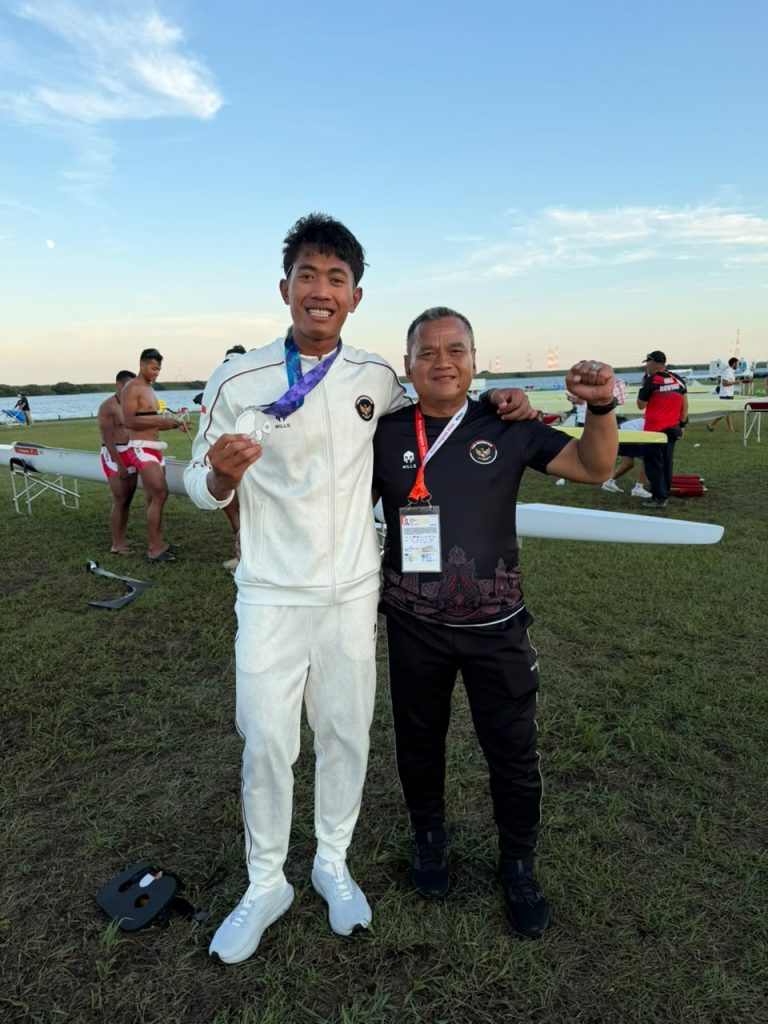 Rendi Setia Maulana, Mahasiswa FPOK UPI, Raih Medali Perak Cabang Rowing Asian Games 2026