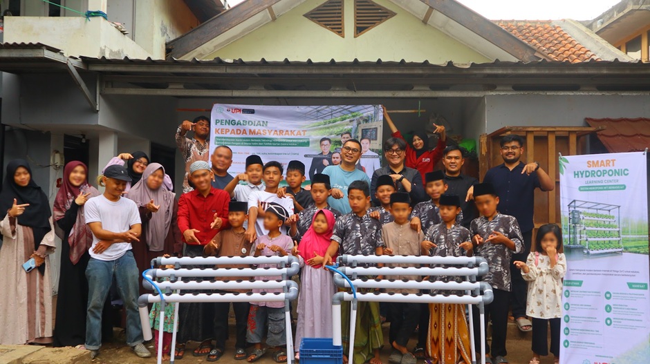 Prodi Pendidikan Multimedia UPI Kampus Cibiru Berdayakan Santri Lewat Smart Hydroponic