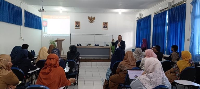 UPI Holds Community Service Program on Teacher Talk and Reflective Learning for Junior High School Teachers in Majalengka