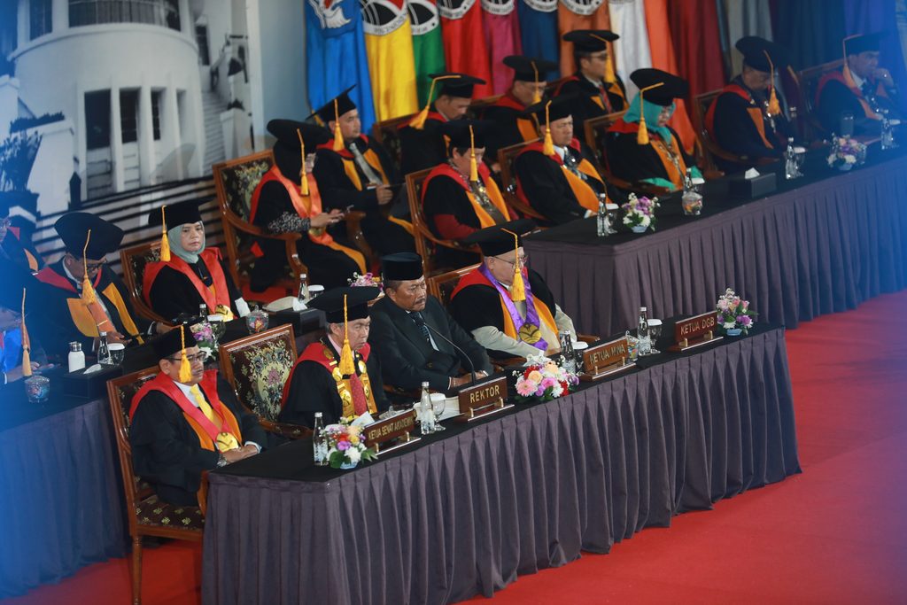 Ketua MWA UPI Sampaikan Pesan “Bertumbuh, Melesat, dan Berdampak” pada Wisuda UPI