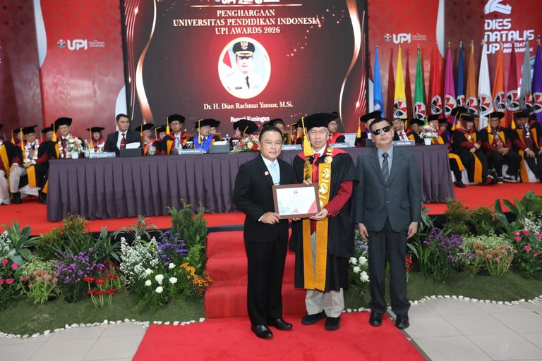 Bupati Kuningan Terima UPI Award atas Kontribusi dalam Pemberdayaan Pendidikan Inklusif