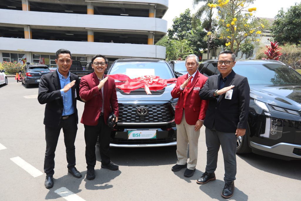 BSI Hibahkan Dua Kendaraan Operasional kepada UPI pada Dies Natalis ke-72