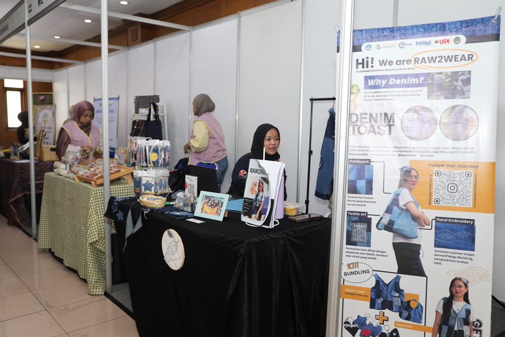 Libatkan Ibu-Ibu di Cipadungwetan, Mahasiswa UPI Olah Limbah Denim Menjadi Produk Fesyen