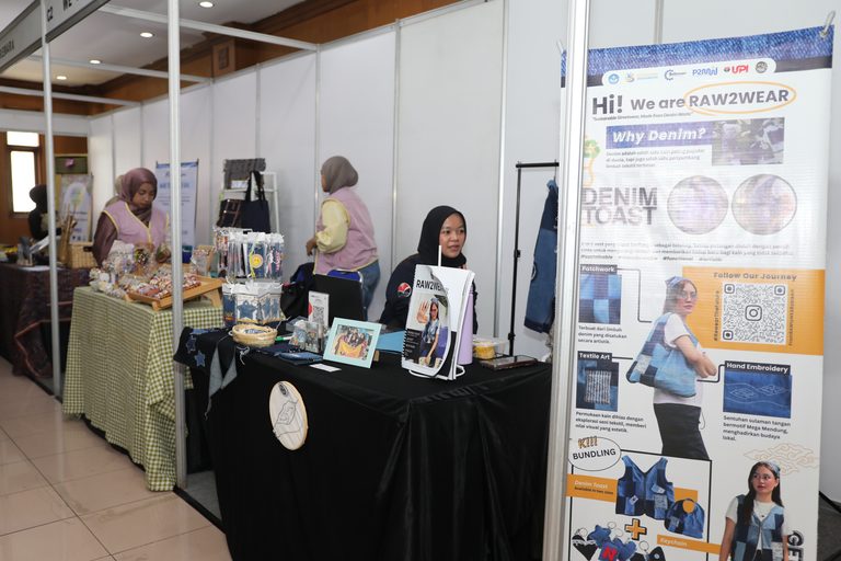 Libatkan Ibu-Ibu di Cipadungwetan, Mahasiswa UPI Olah Limbah Denim Menjadi Produk Fesyen