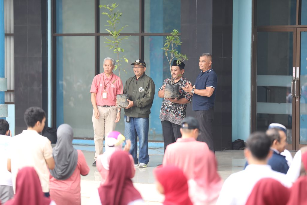UPI Serahkan 750 Pohon untuk Hijaukan Kelurahan Isola