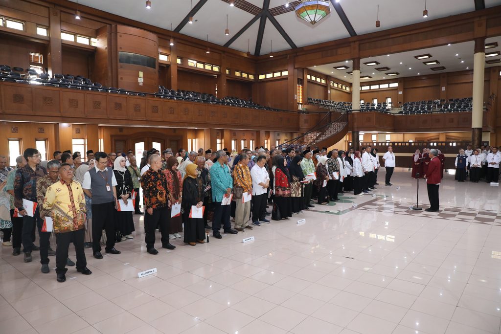 UPI Serahkan Penghargaan Karya Bhakti Satya kepada Dosen dan Tenaga Kependidikan
