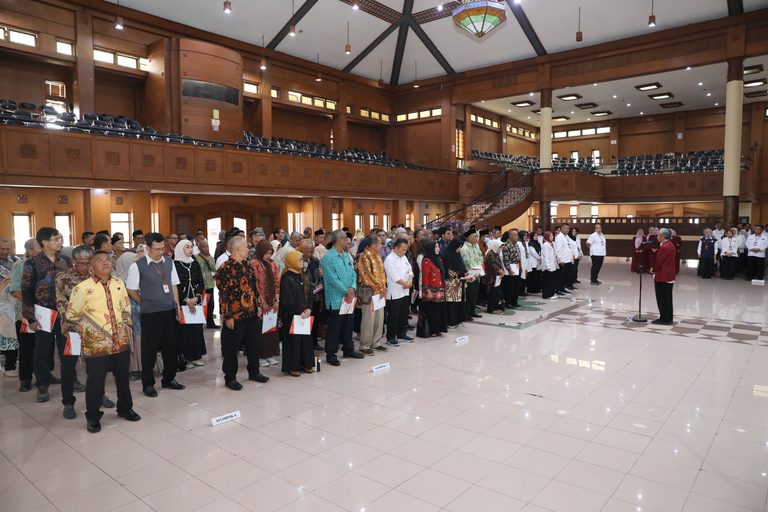 UPI Serahkan Penghargaan Karya Bhakti Satya kepada Dosen dan Tenaga Kependidikan
