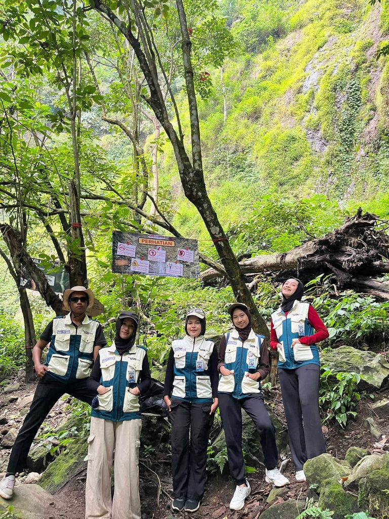 Mahasiswa PGSD UPI Kamda Sumedang Gelar ASRI di Curug Cisarua