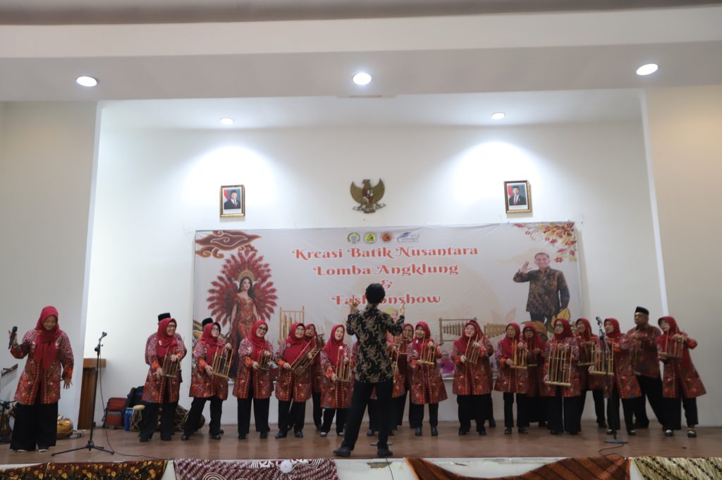Baru Diresmikan 1 Oktober, Grup Gita Laras Senja IKAPEN UPI Langsung Tampil di Lomba Angklung Kreasi Batik
