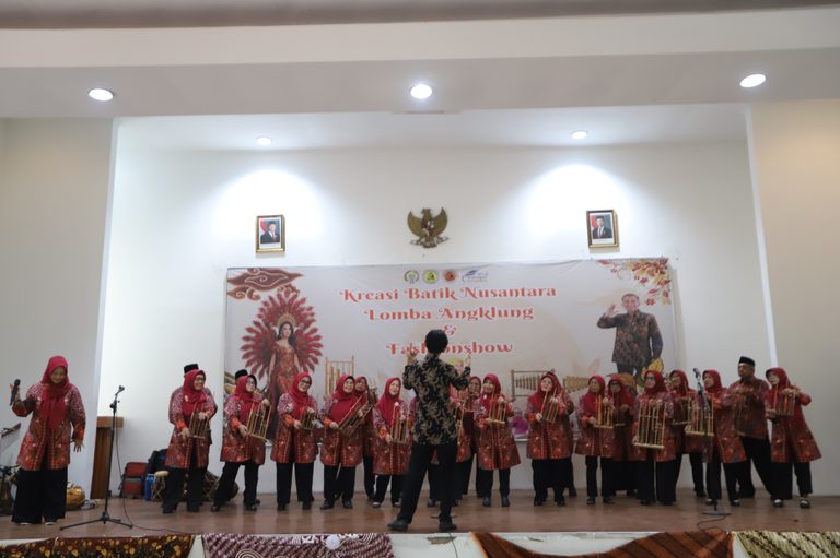 Baru Diresmikan 1 Oktober, Grup Gita Laras Senja IKAPEN UPI Langsung Tampil di Lomba Angklung Kreasi Batik