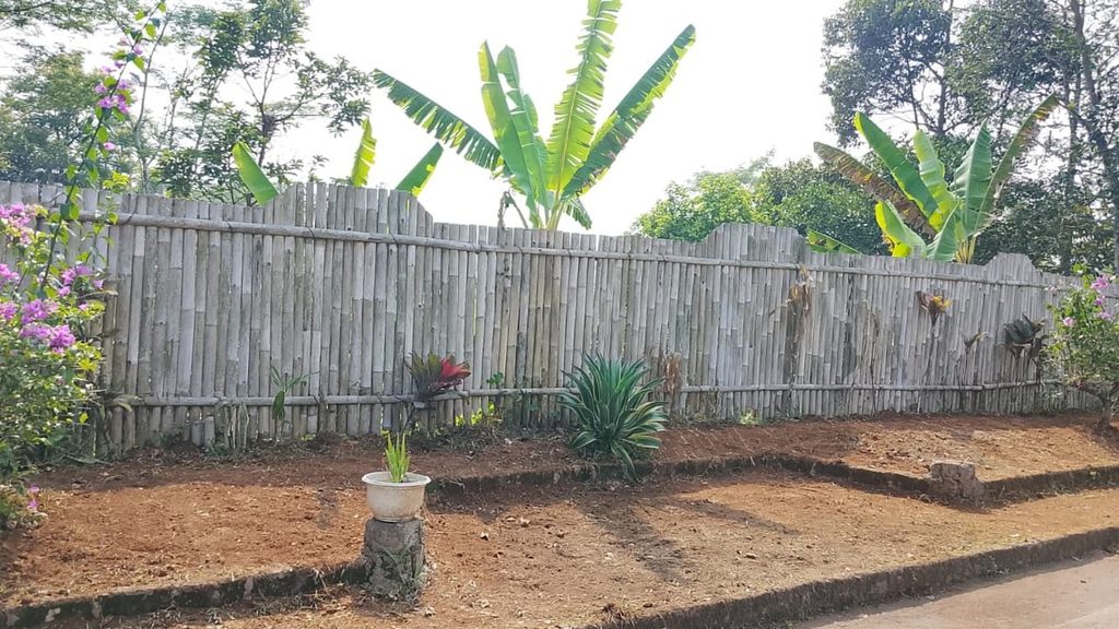 Gugah Kesadaran Lingkungan, Mahasiswa P2MB UPI Sumedang dan Warga Kawungluwuk Gelar Bakti Sosial
