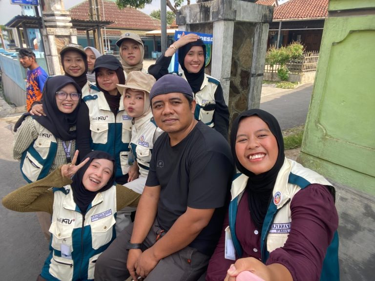 Cegah Kecelakaan di Tikungan, Mahasiswa P2MB UPI Pasang Cermin dan Papan Petunjuk Arah di Dusun Sanding, Subang