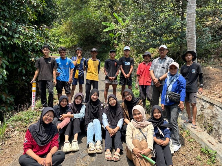 Tingkatkan Keselamatan Malam Hari, Mahasiswa KKN UPI dan Warga Sukakerti Pasang Reflektor Jalan