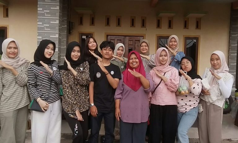 Dukung Kemandirian UMKM Lokal, Mahasiswa P2MB UPI Dampingi Produksi Tempe Khas Kampung Citamiang